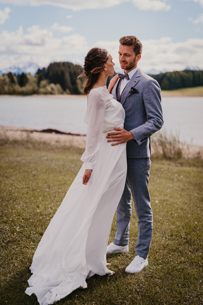 Das Brautpaar beim Firstlook auf der Bergsee-Hochzeit